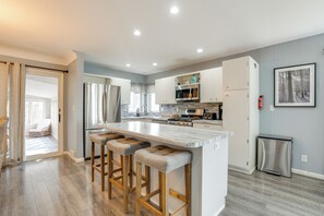 Fridge, microwave, stovetop, dishwasher