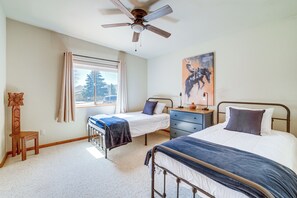 3 bedrooms, desk, iron/ironing board, Internet