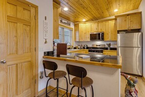 Fridge, microwave, stovetop, dishwasher - Rocky Mtn-View Retreat! Walk to Dtwn Grand Lake (Grand Lake)