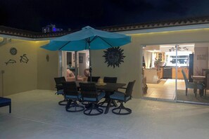 Outdoor dining - Steps to Sand! Singer Island Getaway w/ Bikes (West Palm Beach)