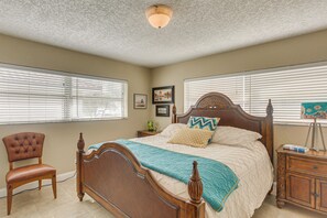 3 bedrooms, desk, iron/ironing board, Internet - Steps to Sand! Singer Island Getaway w/ Bikes (West Palm Beach)