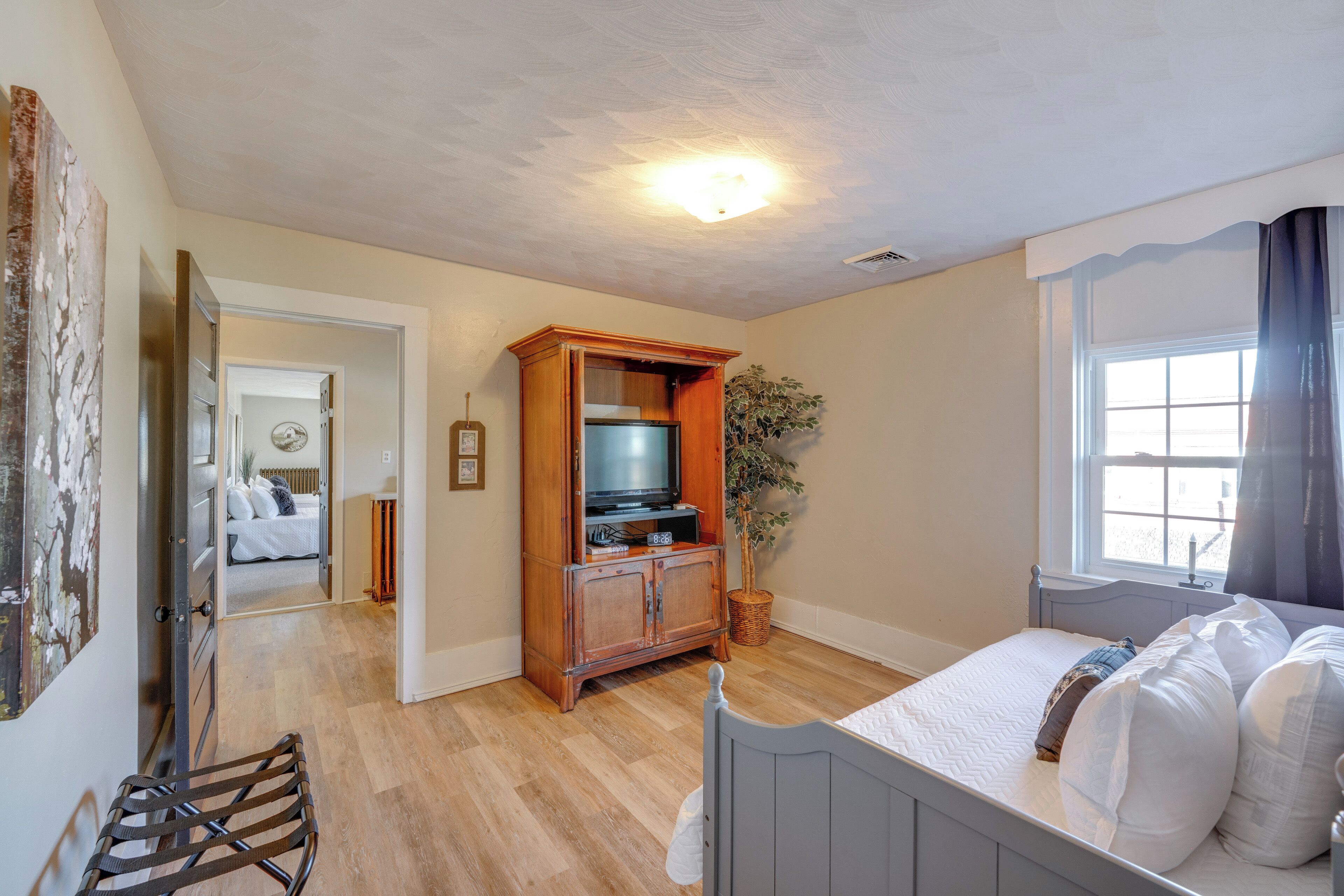 3 bedrooms, desk, iron/ironing board, travel crib