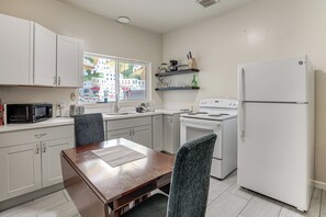 Fridge, microwave, stovetop, coffee/tea maker - Walkable Dtwn Oakland Apt w/ Shared Rooftop! (Oakland)
