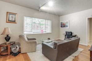 TV - Walkable Dtwn Oakland Apt w/ Shared Rooftop! (Oakland)