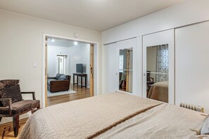 1 bedroom, iron/ironing board, internet, bed sheets - Walkable Dtwn Oakland Apt w/ Shared Rooftop! (Oakland)