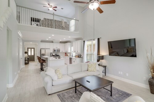 Peaceful Setting: The Woodlands Creekside Retreat