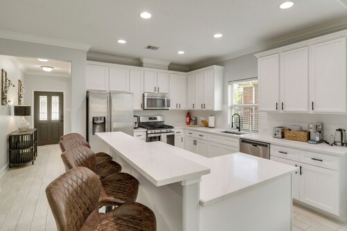 Peaceful Setting: The Woodlands Creekside Retreat