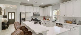 Peaceful Setting: The Woodlands Creekside Retreat