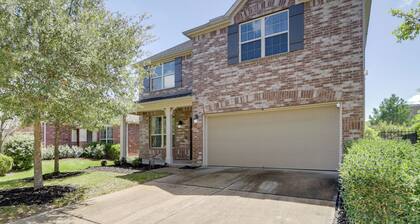 Peaceful Setting: The Woodlands Creekside Retreat