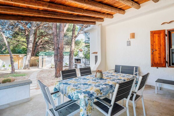 Outdoor dining - Villa with garden 400 mt from the sea (Sardegna)