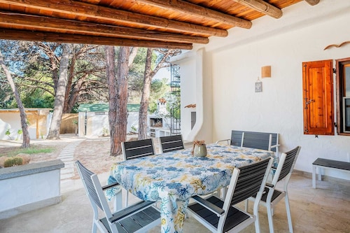 Villa with garden 400 mt from the sea