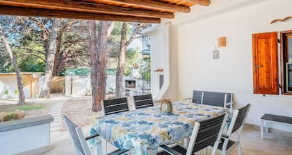 Villa with garden 400 mt from the sea