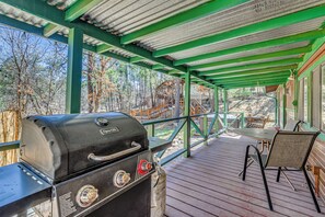 Outdoor dining - 2 Mi to Midtown! All-Season Base w/ Hot Tub Access (Ruidoso)