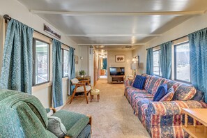 TV - 2 Mi to Midtown! All-Season Base w/ Hot Tub Access (Ruidoso)