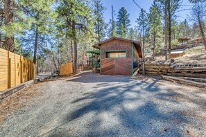 Property grounds - 2 Mi to Midtown! All-Season Base w/ Hot Tub Access (Ruidoso)