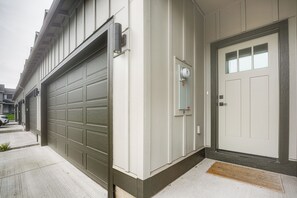 Exterior detail - Newly Built PNW Home: 1 Mi to WSU & Med Center (Vancouver)