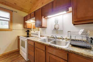 Private kitchen - Cozy Cosby Couple’s Retreat: Fire Pit, Soaking Tub (Cosby)