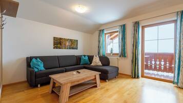 Comfort Apartment, Balcony, City View | Living area