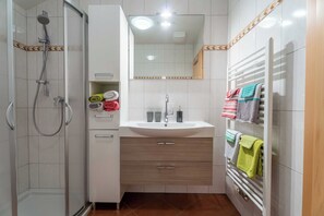 Comfort Apartment, Balcony, City View | Bathroom - Weitblick Appartements by we rent (Bad Hofgastein)