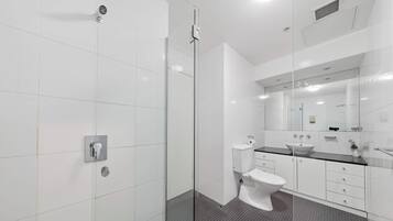 Douche, sĂšche-cheveux, serviettes fournies, shampoing