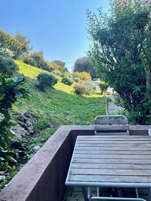 Outdoor dining - Vrbo Property (Villeneuve-Loubet)