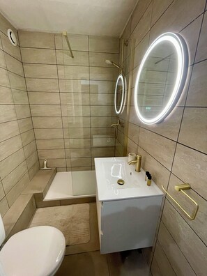 Bathroom - Vrbo Property (Villeneuve-Loubet)