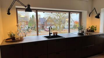Kühlschrank, Mikrowelle, Herdplatte, Geschirrspüler