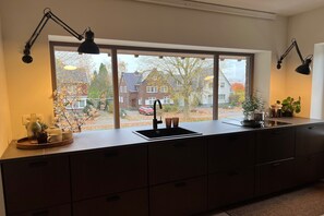 Fridge, microwave, stovetop, dishwasher - Stylish apartment in Bree centre (Bree)