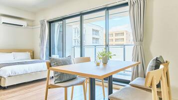 Family Apartment, Lanai, City View | Dining