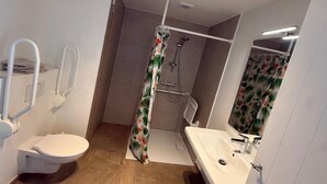 A bathroom with a toilet, sink, shower, and a mirror. - Modern apartment Hasselt 2p (Hasselt)
