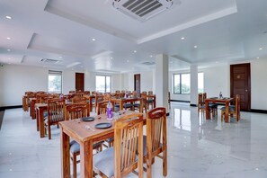 Dining - Super Townhouse Oak FRI Dehradun (Dehradun)