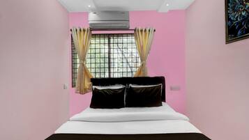 1 bedroom, desk, free WiFi, bed sheets