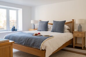 Iron/ironing board, free WiFi, bed sheets - The Store -  Finest Stays (Malborough)