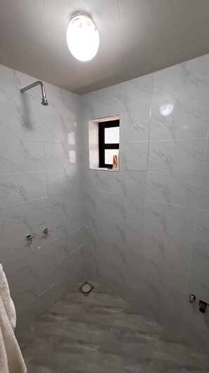シャワー、タオル、石鹸、トイレットペーパー