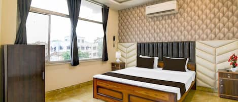 1 bedroom, desk, bed sheets