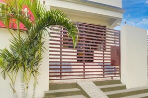 Exterior detail - Hotel O Bairiya Bus Terminal Formerly Awadh Palace (Patna)