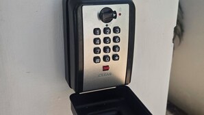 A keypad lock on a wall. - Villa Casa Casar in Paje Zanzibar for rent (Sansibar)