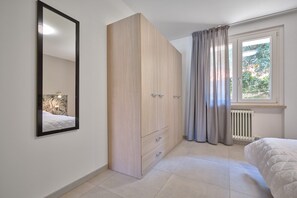 1 bedroom, travel cot - Apartment on Lake Garda (Torri del Benaco VR)