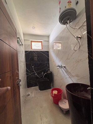 Shower, free toiletries, towels, soap - Omji Temple View Kharsali (Rajgarhi)