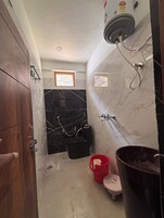 Ducha, artículos de tocador gratuitos, toallas, jabón