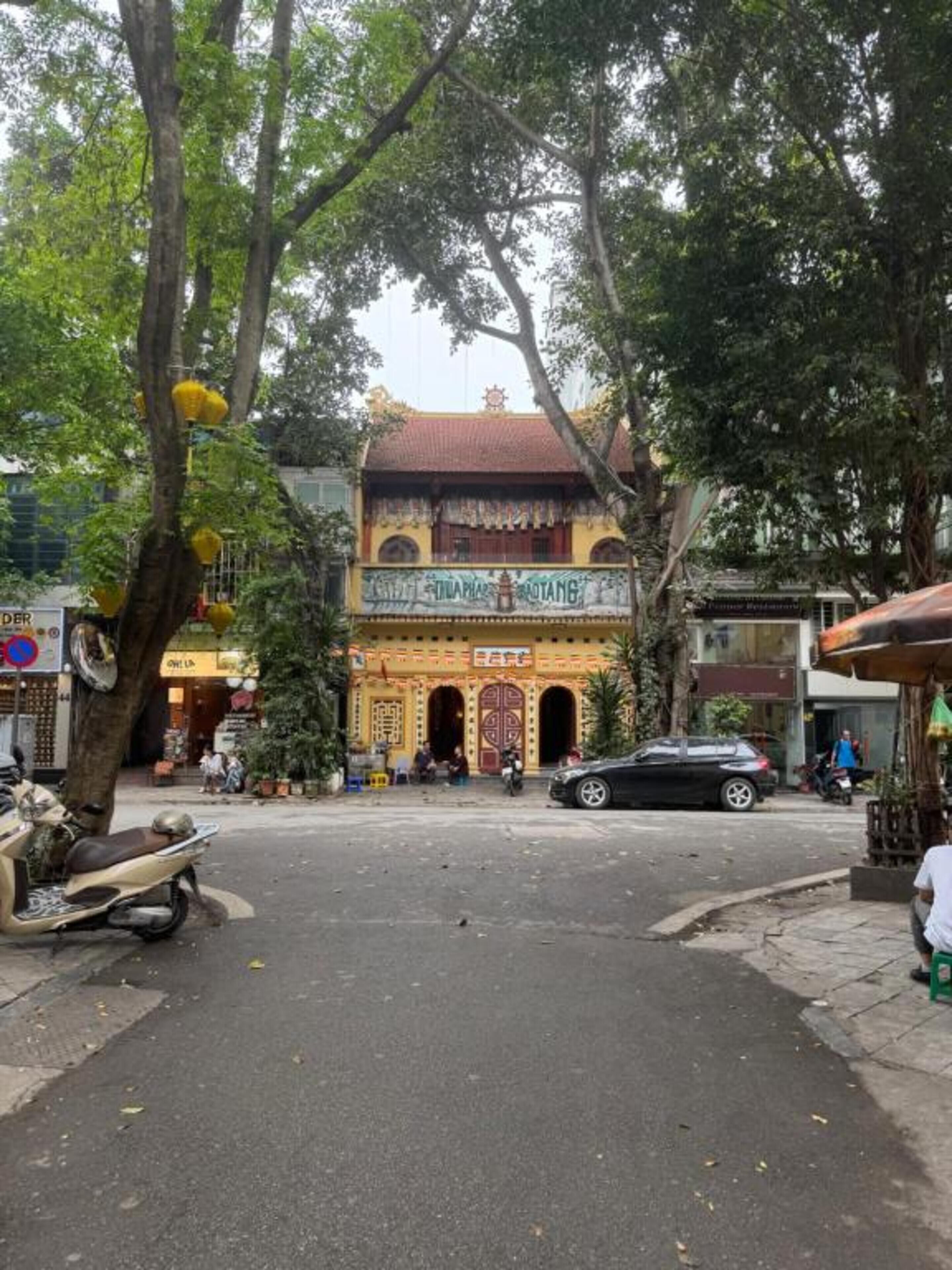 A traditional building with a sign that reads 'THAMHAI' and 'NOTANG' in front of it.