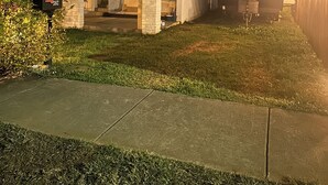 Uma casa com varanda coberta, churrasqueira e caixa de correio.