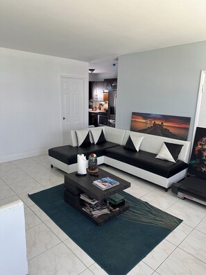 Living area - Private House. Near MIA. Cruise Port. Free Parking (Miami)