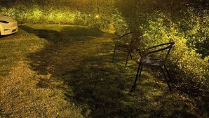 Uma área gramada com um banco, um carro e postes de luz.