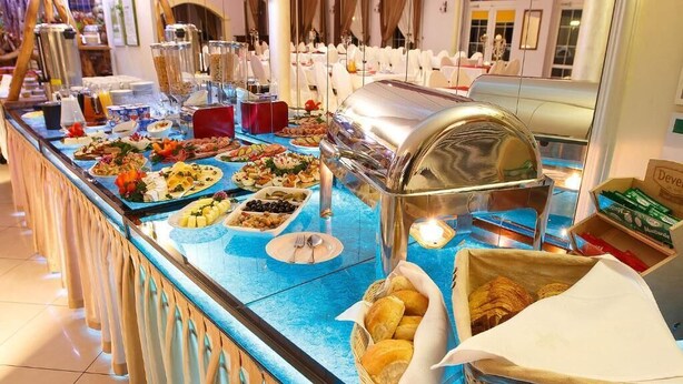 A buffet with various food items and a self-service beverage station. - Dworek Dębówko Jadwiga Jeżewicz (Bartoszyce)