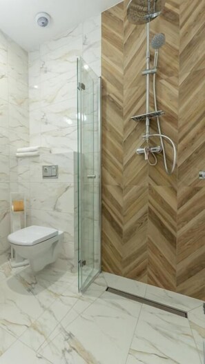 Deluxe-Doppel- oder -Zweibettzimmer, Blick auf den Innenhof | Badezimmer