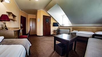 Triple Room | Desk, WiFi (free)