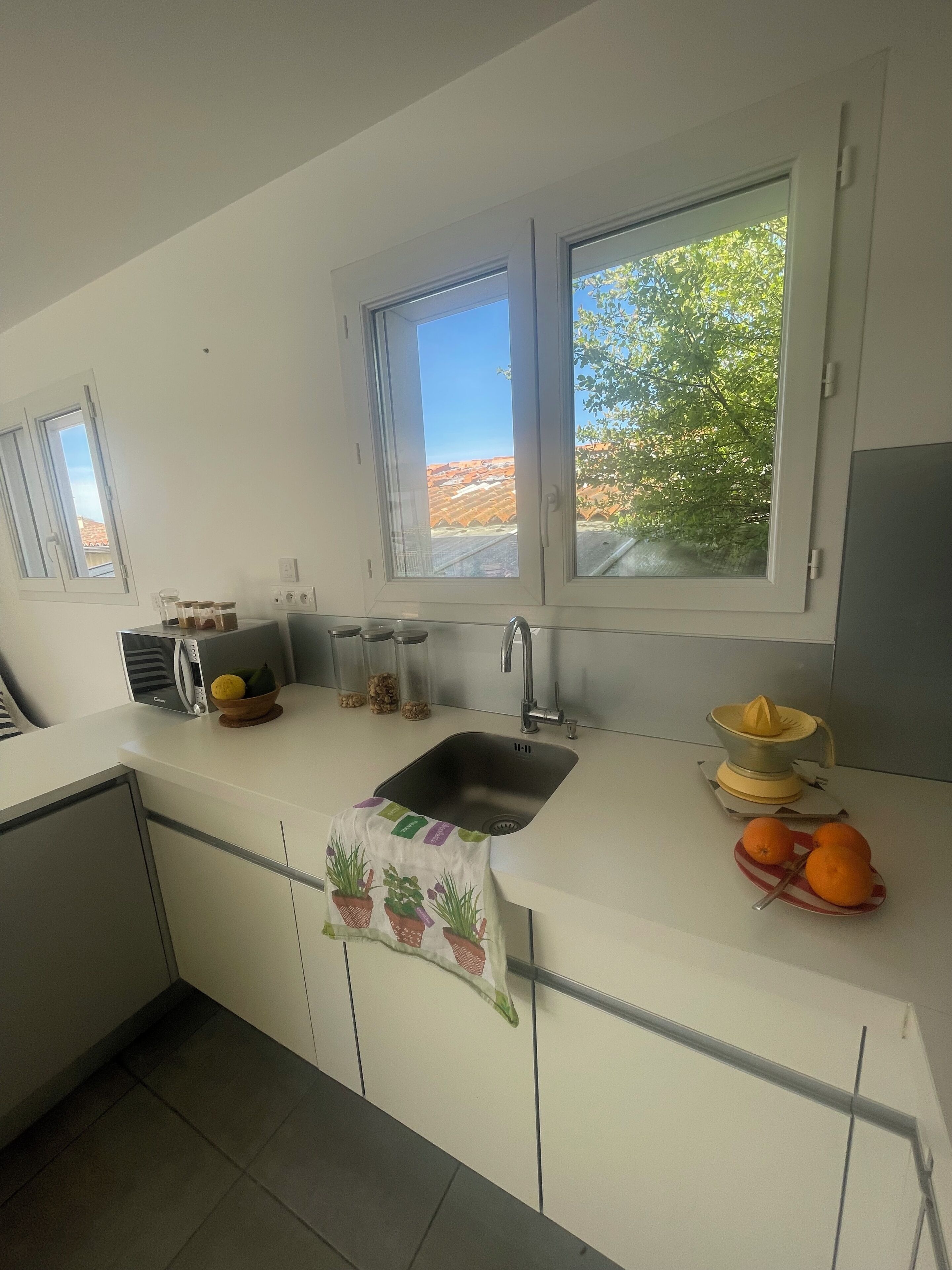 Coffee/tea maker, fridge, microwave, stovetop