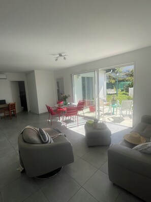 Living area - NEW Bed & Breakfast with Pool on the Beach in the Mountains—Family-Run (Anglet)