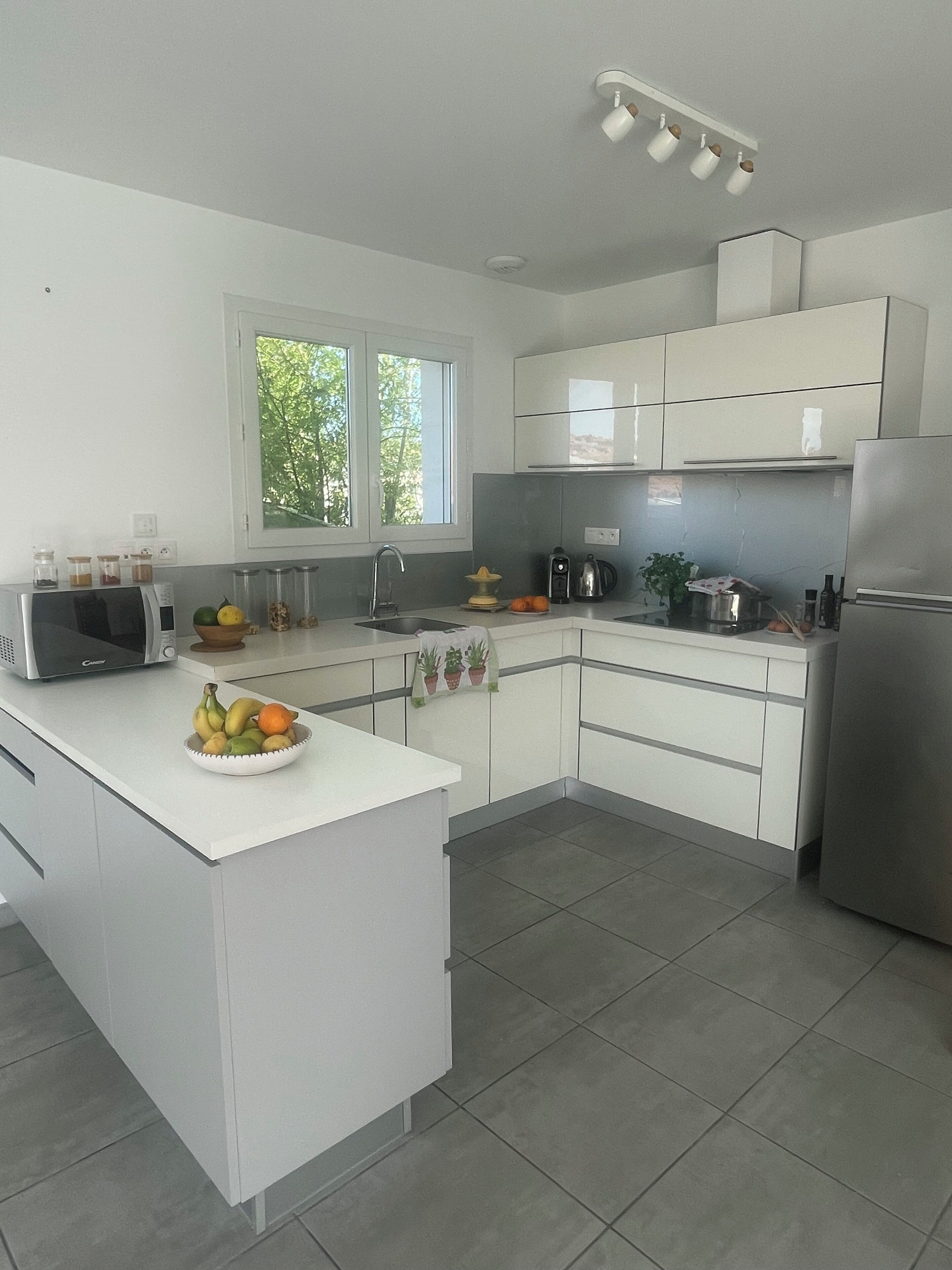Coffee/tea maker, fridge, microwave, stovetop